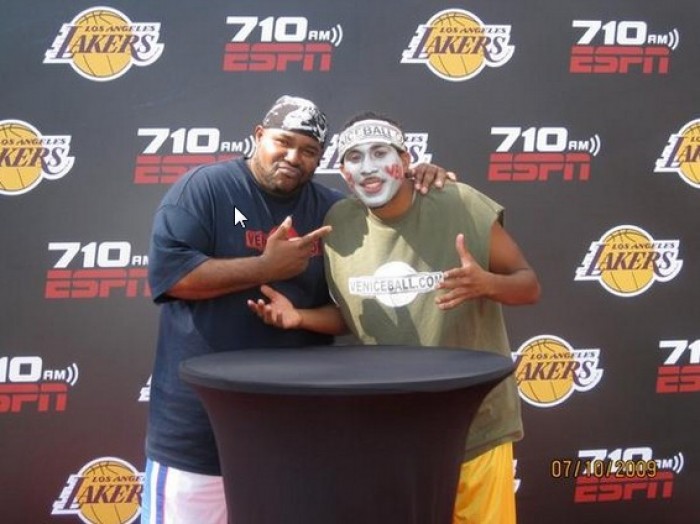 Hollywood Hoops – Jude Thomas aka Hollywizzle The Painted face