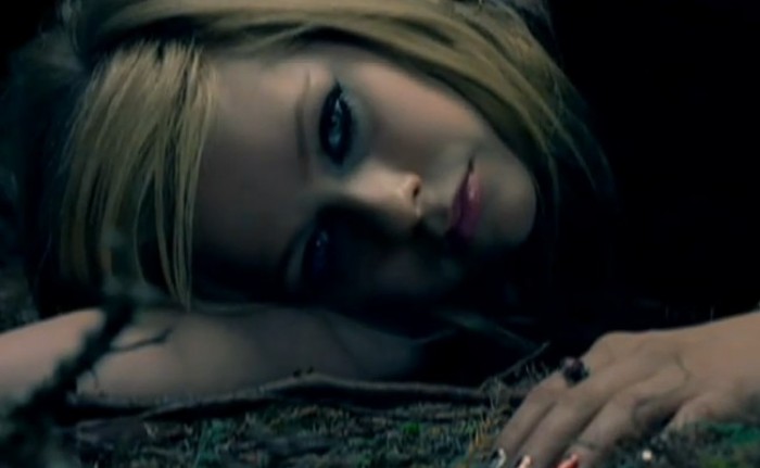 Avril Lavigne New Single “What the Hell” Music Video in 3D
